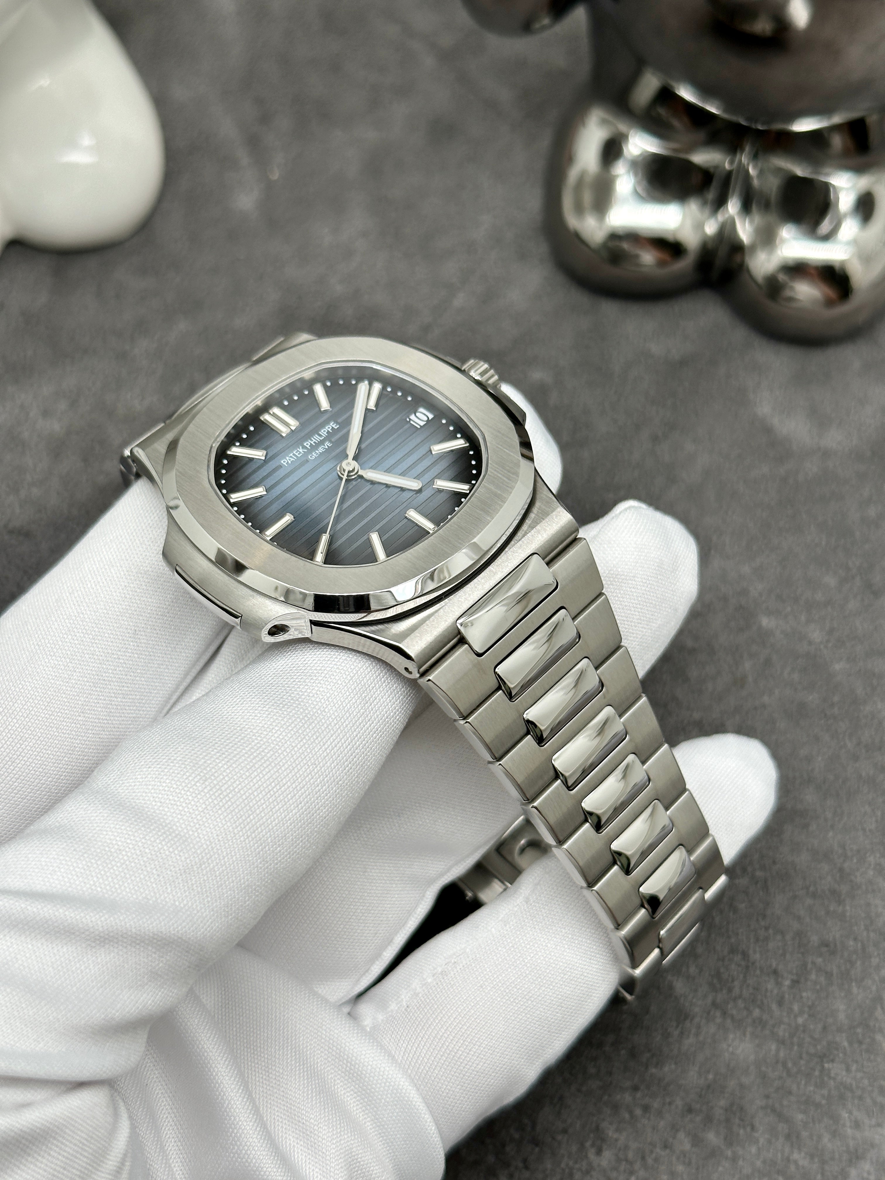 PATEK PHILIPPE NAUTILUS WHITE GOLD