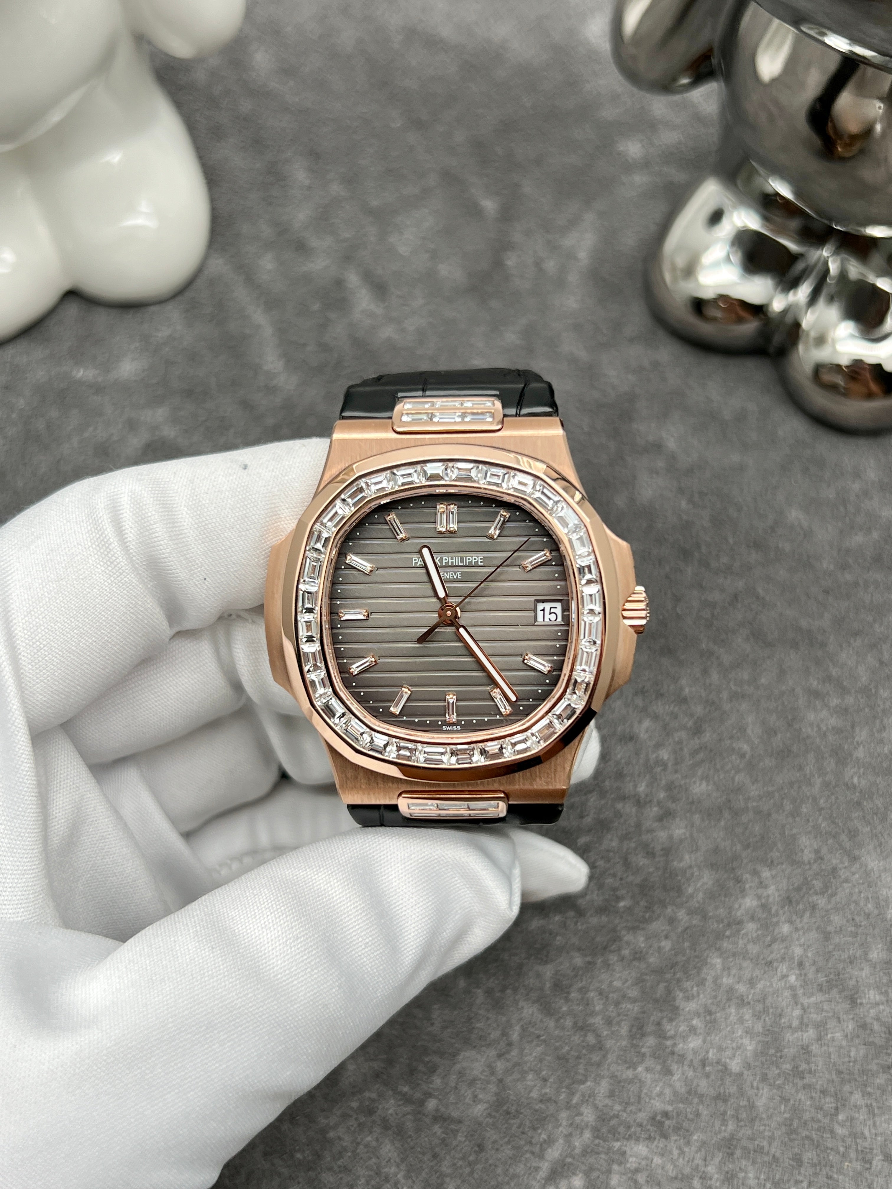 PATEK PHILIPPE NAUTILUS ROSE GOLD DIAMOND BEZEL BLACK LEATHER STRAP 5811/1G-001