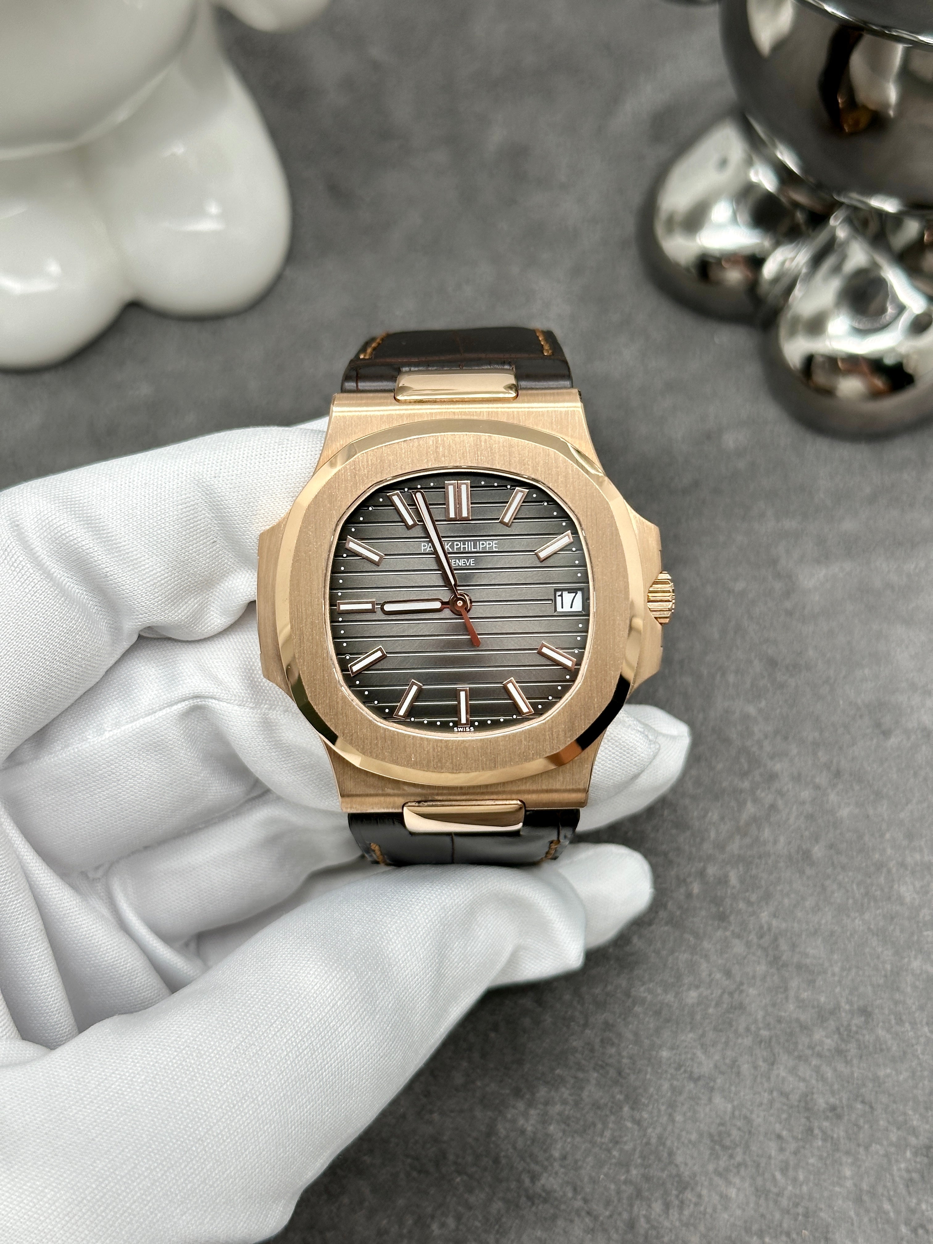 PATEK PHILIPPE NAUTILUS ROSE GOLD LEATHER STRAP Movement 5811/1G-001