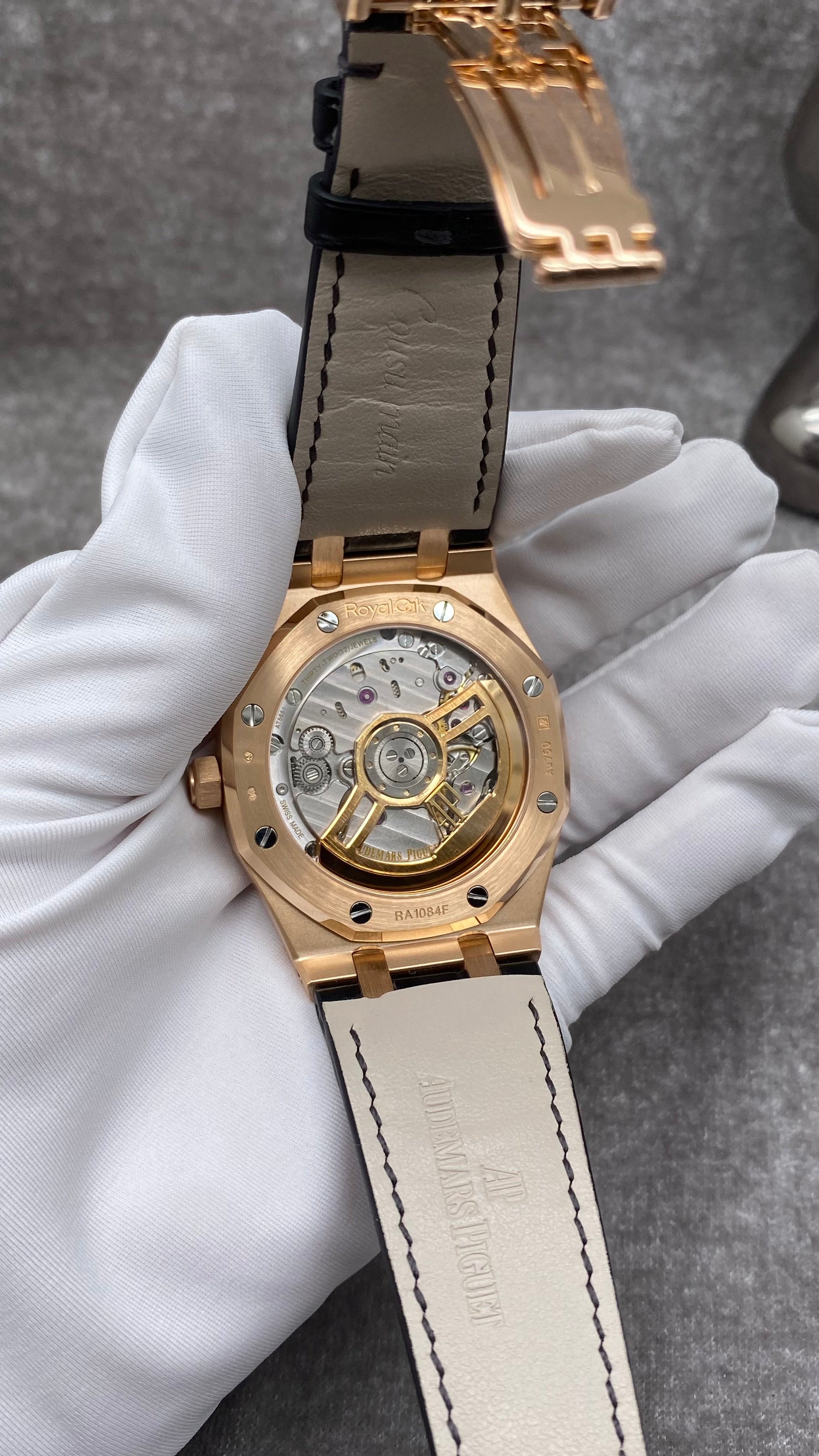 Limited edition AUDEMARS PIGUET
Royal Oak Mens Watch 15400OR.OO.D002CR.01