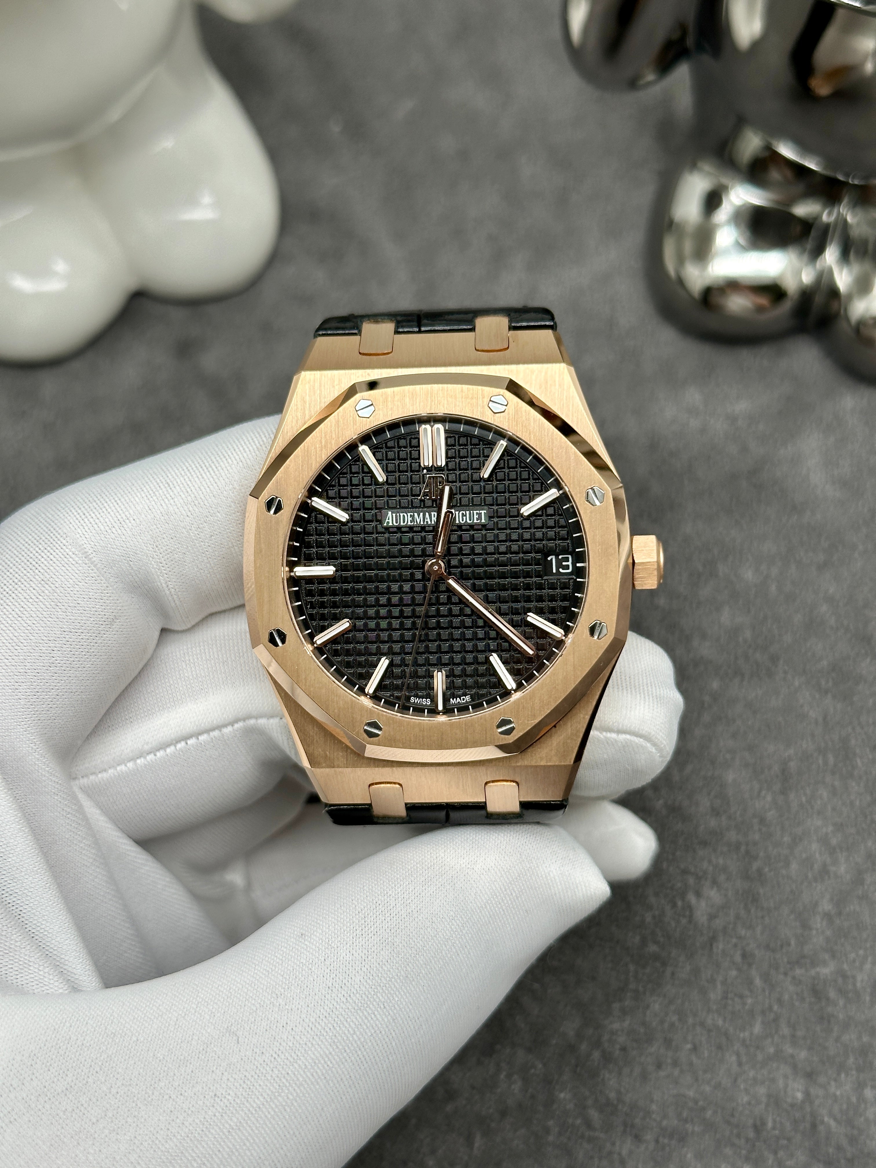 Limited edition AUDEMARS PIGUET
Royal Oak Mens Watch 15400OR.OO.D002CR.01